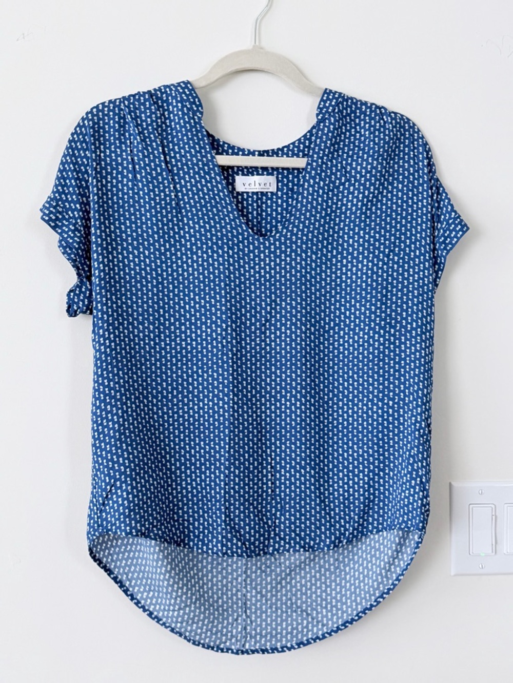 Velvet by Graham & Spencer Blue Printed V-Neck Short Sleeve Blouse